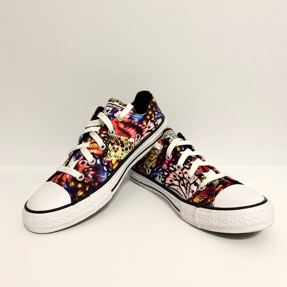 Converse multicolored low top tennis shoes